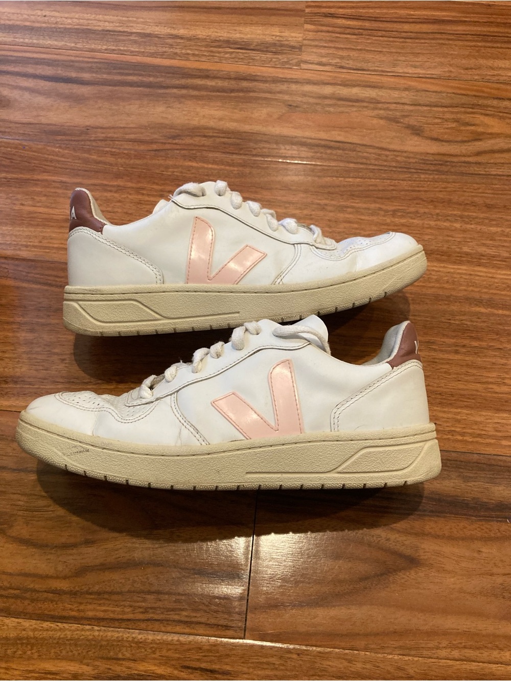 VEJA V-10 Low Top White/Peach/Almond Beige Size 7/EU/38